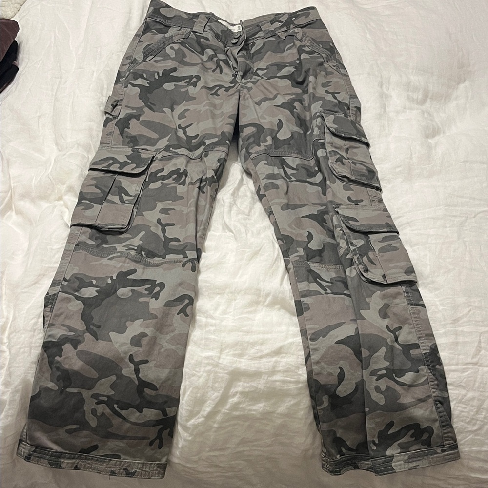 Abercrombie & Fitch Gray Camouflage Cargo Pants